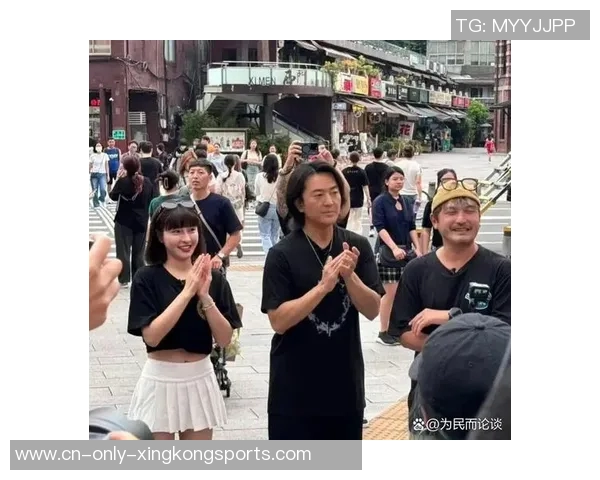 中国篮球明星街头闲逛时尚风采尽显引发粉丝热议 中国篮球明星街头闲逛时尚风采尽显引发粉丝热议
